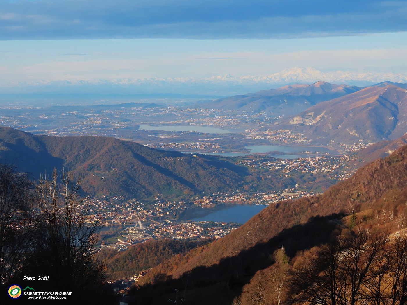 08 Dalla Forcella Alta bella zoomata mattutina sul laghi brianzoli.JPG